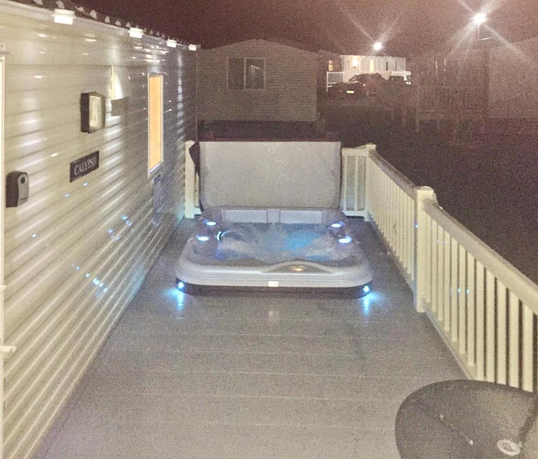Calypso Hot Tub Breaks Tattershall Lakes Pet Friendly Buitenkant foto