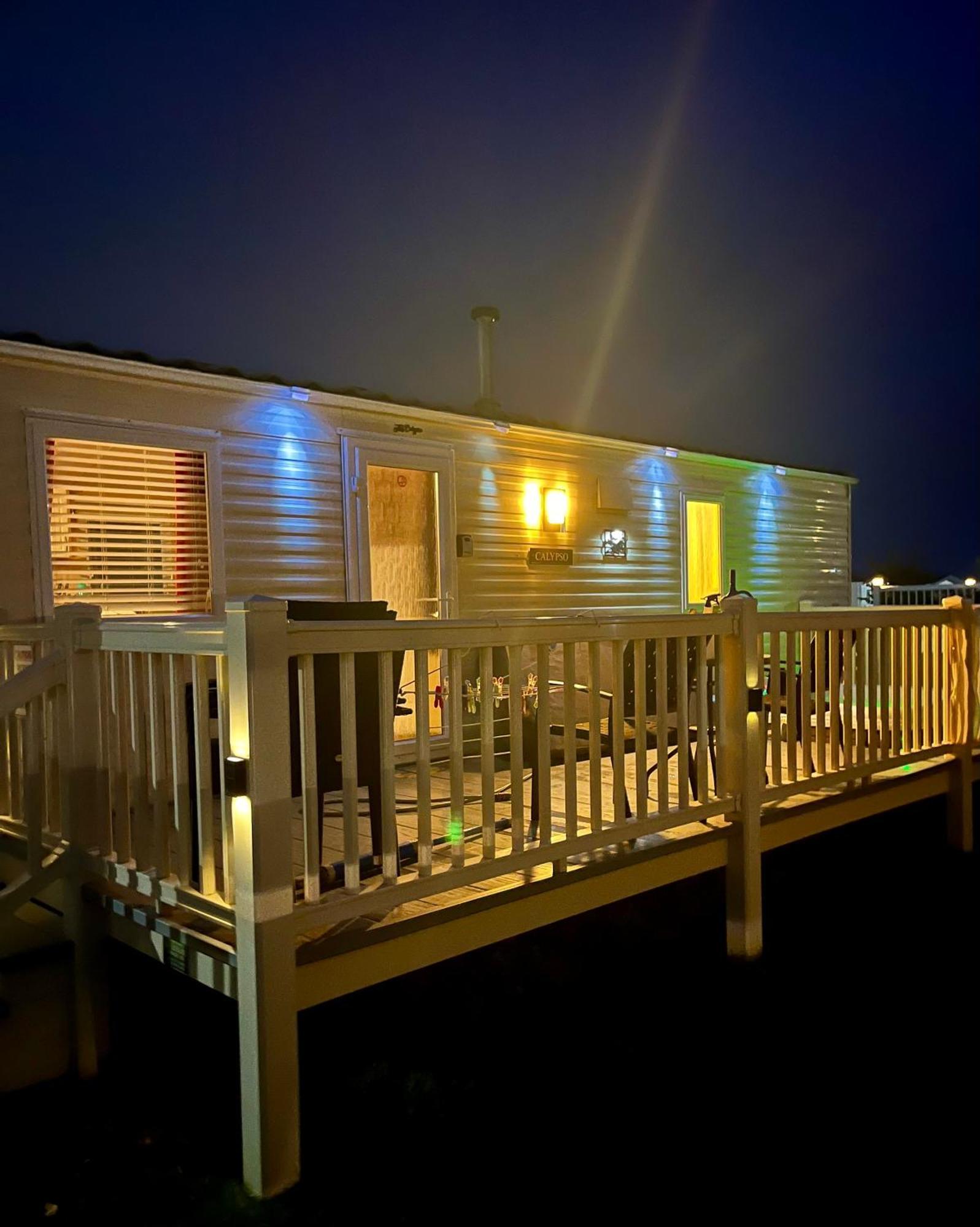 Calypso Hot Tub Breaks Tattershall Lakes Pet Friendly Buitenkant foto